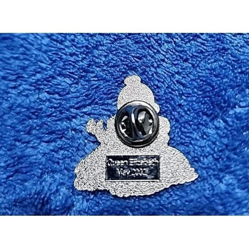 VTG RARE ENAMEL Pin QUEEN ELIZABETH GIRL DOLL 2002 BADGE LAPEL BROOCH Collectibl